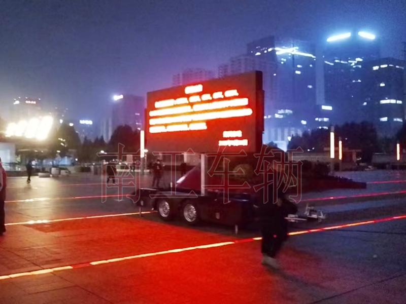 6.8平方LED廣告拖車，自動升降旋轉(zhuǎn)工具拖車