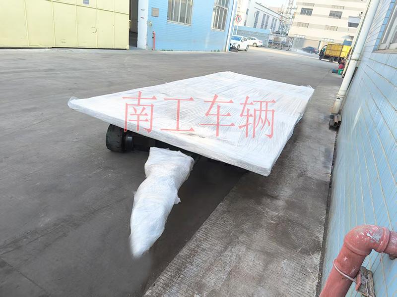 6噸骨架式牽引平板拖車(chē) 簡(jiǎn)易包裝圖