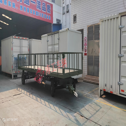 1676078156923097.jpg 5噸護(hù)欄型平板拖車軍綠色I(xiàn).jpg