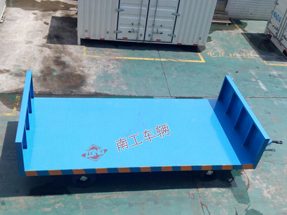 1676271434853096.jpg 20噸前后護(hù)欄重型平板拖車3I.jpg