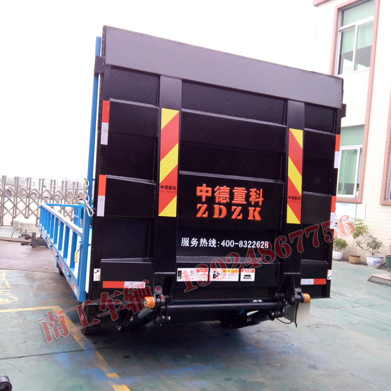1676354555493505.jpg 自帶裝卸貨平臺汽車尾板倉庫搬運小拖車0.jpg