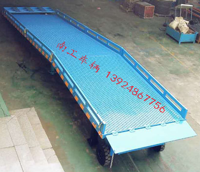 8噸移動(dòng)式登車橋3I.jpg
