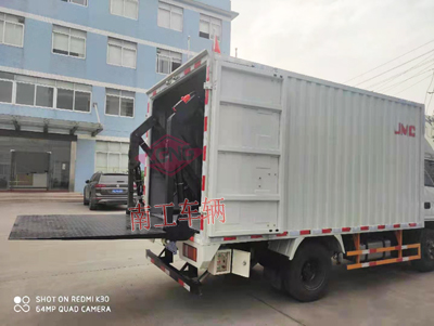 1684315301474553.jpg 1.5噸內(nèi)置汽車尾板4I.jpg