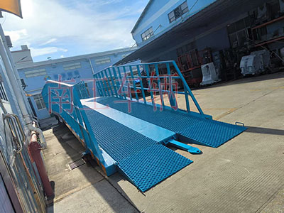 1753317244432623.jpg 13噸重型移動(dòng)式登車橋 護(hù)欄加高1I.jpg