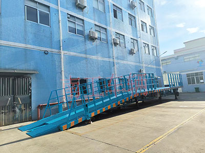 1753317263318035.jpg 13噸重型移動(dòng)式登車橋 護(hù)欄加高3I.jpg