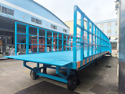 1753317274226676.jpg 13噸重型移動(dòng)式登車橋 護(hù)欄加高4I.jpg