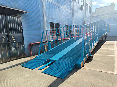 1753317285244124.jpg 13噸重型移動(dòng)式登車橋 護(hù)欄加高I.jpg