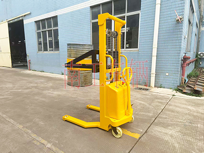 1760508479597752.jpg 0.5噸帶自動(dòng)旋轉(zhuǎn)升降油桶車3I.jpg