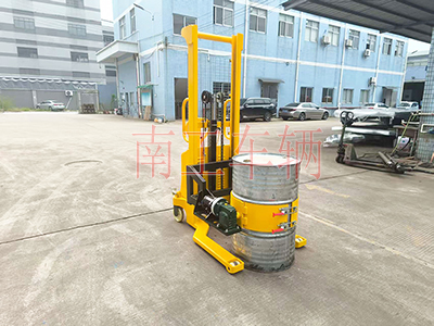 1760508527605684.jpg 0.5噸帶自動(dòng)旋轉(zhuǎn)升降油桶車4I.jpg