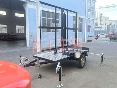 0.6噸簡(jiǎn)易款LED廣告拖車 帶四音響5I.jpg